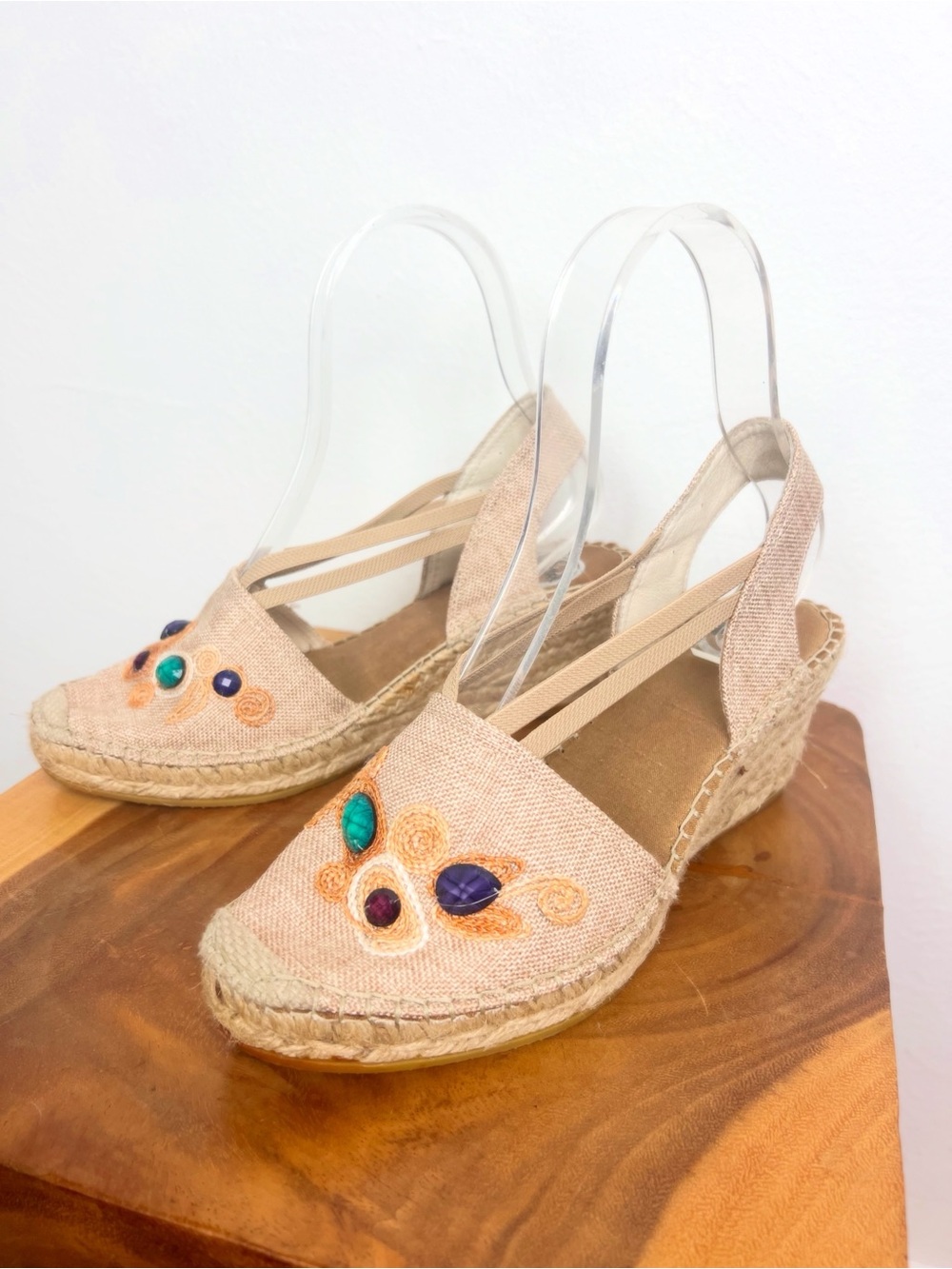 VIDORETTA Women’s Embroidered & Jeweled Tan Espadrille Wedge Sandals 39 8.5